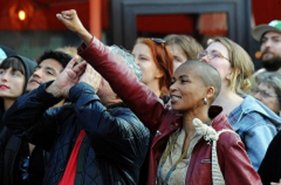 صورة بالف كلمة.. امرأة في مواجهة مسيرة النازيين الجدد صورة رقم 10