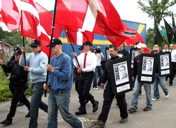 صورة بالف كلمة.. امرأة في مواجهة مسيرة النازيين الجدد صورة رقم 13