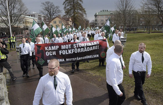 صورة بالف كلمة.. امرأة في مواجهة مسيرة النازيين الجدد صورة رقم 15