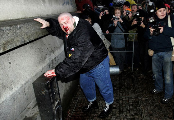 صورة بالف كلمة.. امرأة في مواجهة مسيرة النازيين الجدد صورة رقم 16