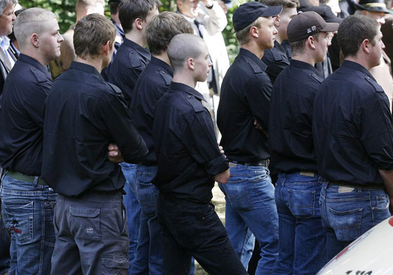 صورة بالف كلمة.. امرأة في مواجهة مسيرة النازيين الجدد صورة رقم 17