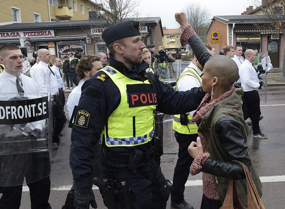 صورة بالف كلمة.. امرأة في مواجهة مسيرة النازيين الجدد صورة رقم 7