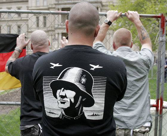 صورة بالف كلمة.. امرأة في مواجهة مسيرة النازيين الجدد صورة رقم 18