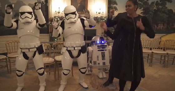 فيديو طريف.. اوباما وزوجته يرقصان مع ابطال حرب النجوم صورة رقم 3