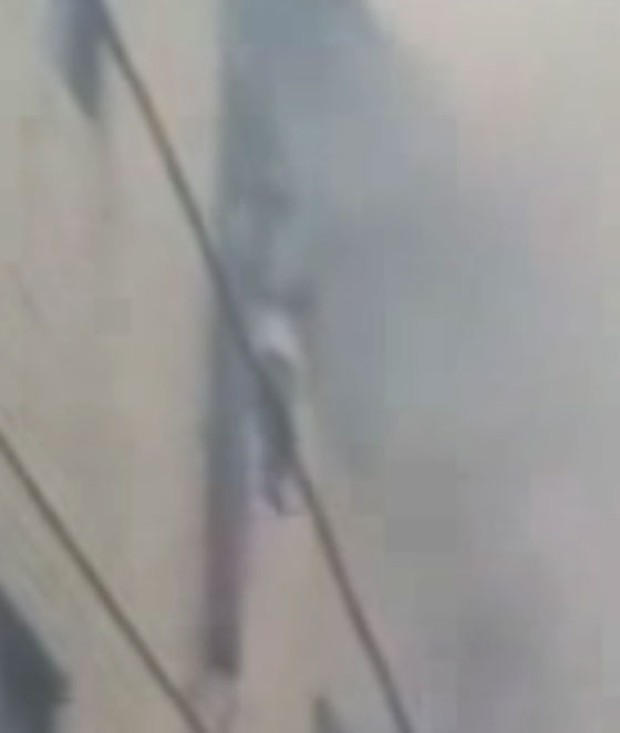 فيديو لام تلقي اطفالها الثلاثة وتقفز من الطابق الرابع هربا من الحريق صورة رقم 2 فيديو لام تلقي اطفالها الثلاثة وتقفز من الطابق الرابع هربا من الحريق صورة رقم 2