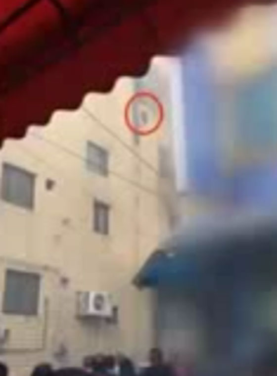 فيديو لام تلقي اطفالها الثلاثة وتقفز من الطابق الرابع هربا من الحريق صورة رقم 1 فيديو لام تلقي اطفالها الثلاثة وتقفز من الطابق الرابع هربا من الحريق صورة رقم 1