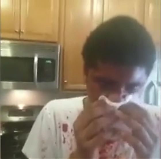 فيديو مثير.. والد يفرض على ابنه (ملاكمة) ويضربه بوحشية لتأديبه! صورة رقم 2