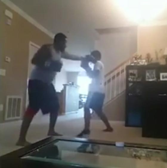 فيديو مثير.. والد يفرض على ابنه (ملاكمة) ويضربه بوحشية لتأديبه! صورة رقم 3