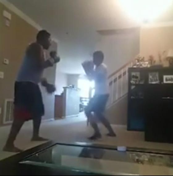 فيديو مثير.. والد يفرض على ابنه (ملاكمة) ويضربه بوحشية لتأديبه! صورة رقم 4