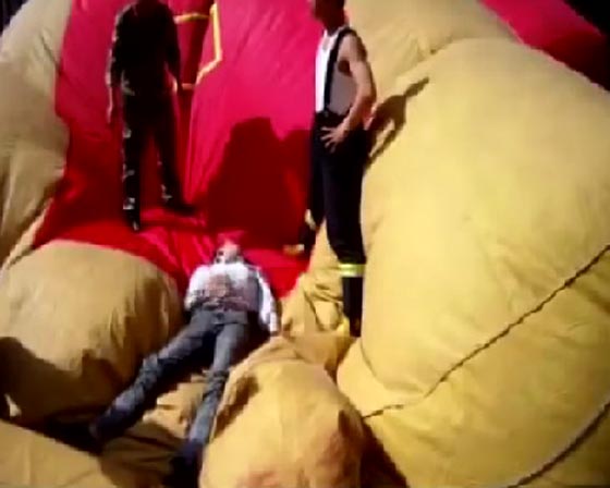 فيديو مثير.. قفز من الطابق 11 منتحرا ولم يصب بأذى!! صورة رقم 4