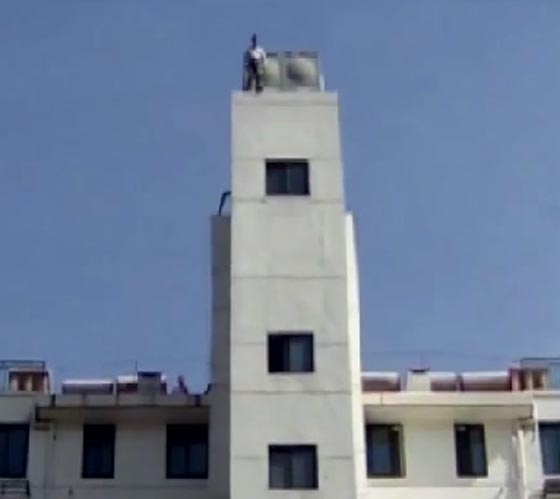 فيديو مثير.. قفز من الطابق 11 منتحرا ولم يصب بأذى!! صورة رقم 1