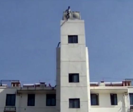 فيديو مثير.. قفز من الطابق 11 منتحرا ولم يصب بأذى!! صورة رقم 2