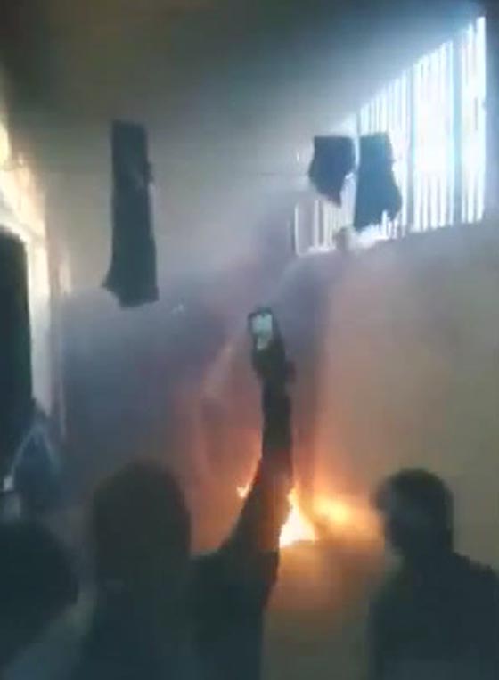 فيديو مسرب.. حالات اختناق في اقتحام سجن حماة لفك عصيان السجناء صورة رقم 1