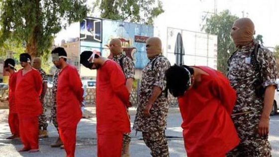 سفاحو داعش يعدمون 5 عراقيين بقطع الرأس في البوكمال السورية صورة رقم 1