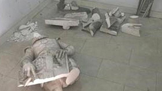 سيلفي كارثي.. حاول التقاط صورة مع تمثال تاريخي فسقط وتحطم صورة رقم 1