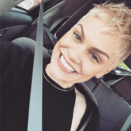  فيديو: ديو مؤثر بين مغنية بريطانية ولاجئ سوري يغني بلهجته الشامية صورة رقم 5