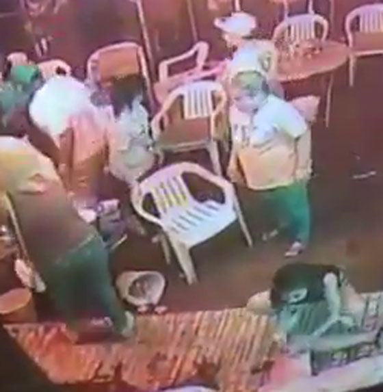 شاهد مقتل ضابط كويتي في مقهى تايلندي.. خلال مشاجرة دامية صورة رقم 1