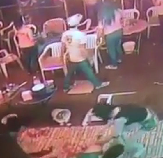 شاهد مقتل ضابط كويتي في مقهى تايلندي.. خلال مشاجرة دامية صورة رقم 4