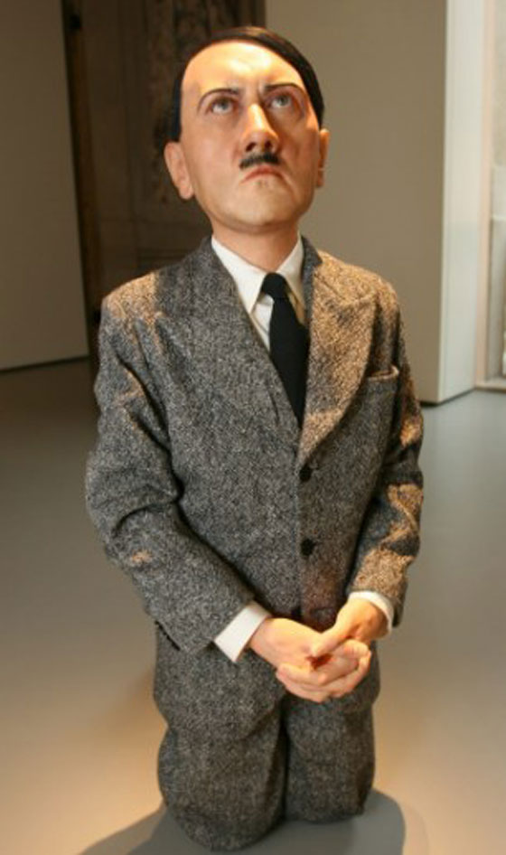 بيع تمثال يجسد هتلر وهو يصلي بسعر فاق كل التوقعات صورة رقم 2