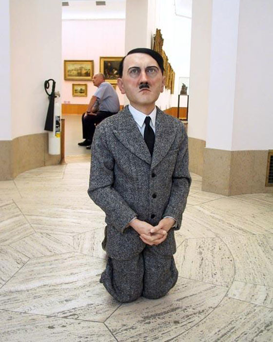 بيع تمثال يجسد هتلر وهو يصلي بسعر فاق كل التوقعات صورة رقم 4