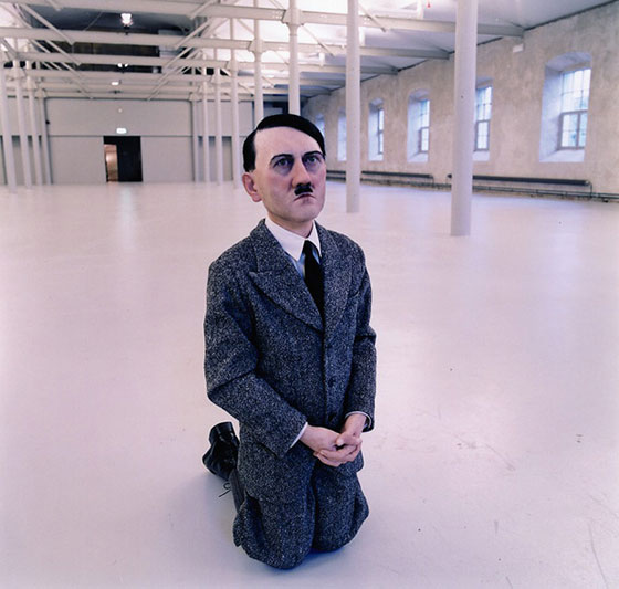 بيع تمثال يجسد هتلر وهو يصلي بسعر فاق كل التوقعات صورة رقم 7