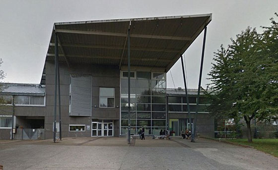 منع طالبة مسيحية اعتنقت الاسلام من دخول المدرسة بحجة طول تنورتها صورة رقم 2