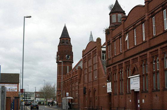 قواعد جديدة تحظر السراويل وفيسبوك على المسلمات في بريطانيا صورة رقم 2