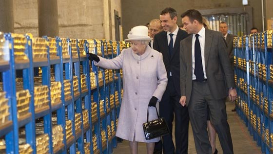 منجم من سبائك الذهب تحت ارصفة احد شوارع عاصمة الضباب صورة رقم 7