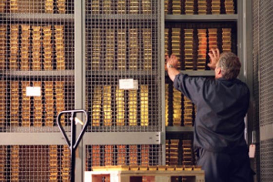 منجم من سبائك الذهب تحت ارصفة احد شوارع عاصمة الضباب صورة رقم 8