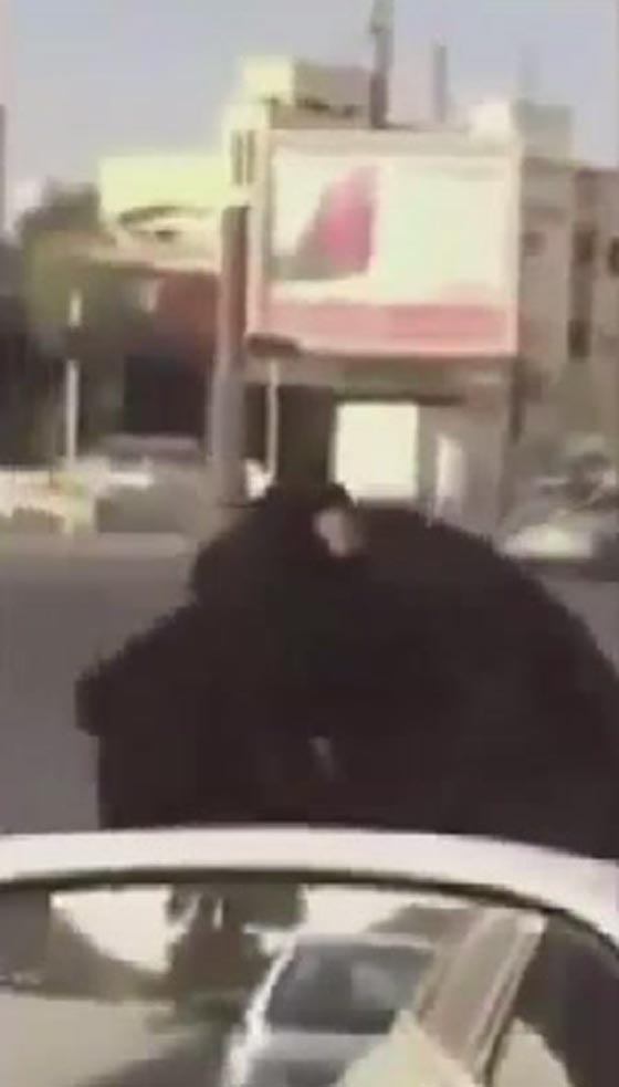 فيديو مخجل.. معركة شرسة بين محجبتين خليجيتين في الشارع العام  صورة رقم 2