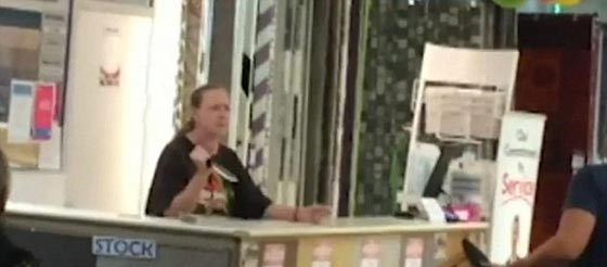 بسبب سجادة.. امرأة تهاجم محل اثاث بسكين وتمزق معروضاته صورة رقم 1