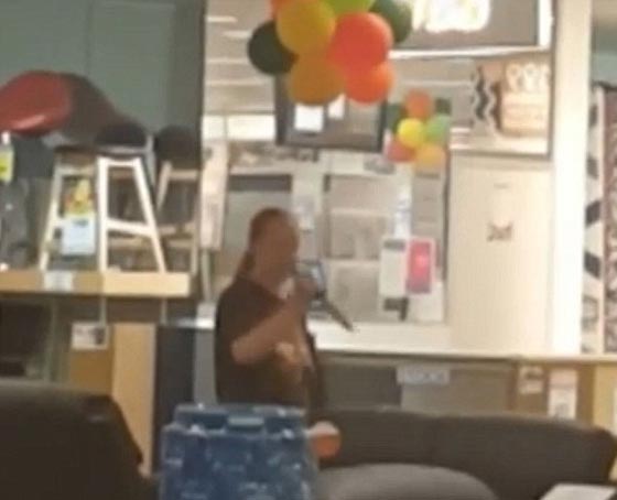 بسبب سجادة.. امرأة تهاجم محل اثاث بسكين وتمزق معروضاته صورة رقم 2