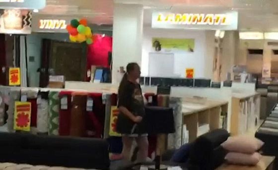 بسبب سجادة.. امرأة تهاجم محل اثاث بسكين وتمزق معروضاته صورة رقم 3