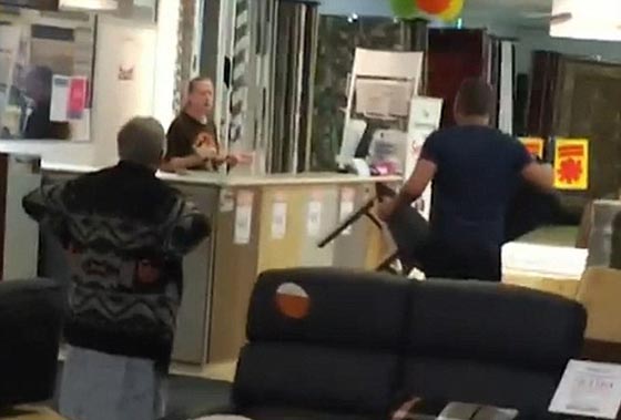 بسبب سجادة.. امرأة تهاجم محل اثاث بسكين وتمزق معروضاته صورة رقم 4