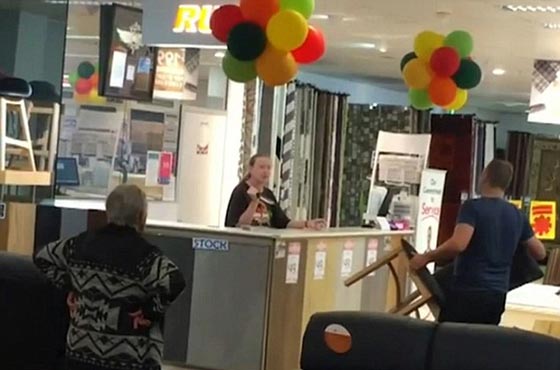 بسبب سجادة.. امرأة تهاجم محل اثاث بسكين وتمزق معروضاته صورة رقم 5