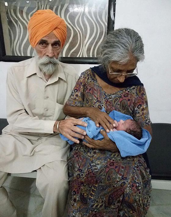 مسنة هندية (70 عاما) تلد طفلها الاول بعد انتظار 46 عاما!! صورة رقم 4