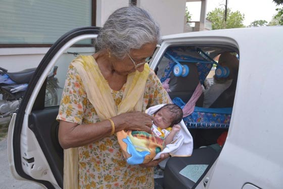 مسنة هندية (70 عاما) تلد طفلها الاول بعد انتظار 46 عاما!! صورة رقم 5