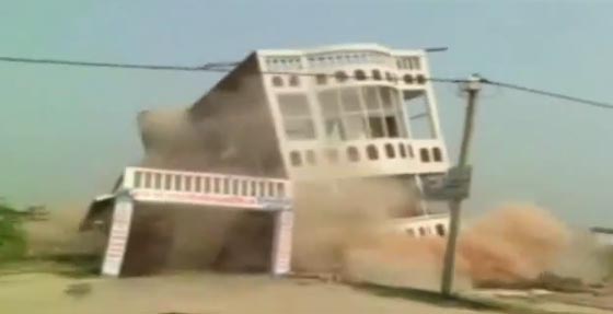 انهيار مبنى من 3 طوايق في الهند يخلف كتلة من الغبار.. والاصابات صورة رقم 1