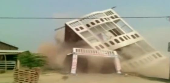 انهيار مبنى من 3 طوايق في الهند يخلف كتلة من الغبار.. والاصابات صورة رقم 2