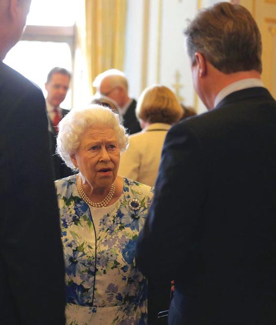 غاية في السرية والصراحة.. الملكة البريطانية تتهم صينيين بالوقاحة صورة رقم 3