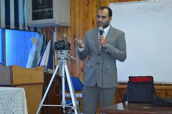  صور رائعة: أستاذ جامعي يحمل طفل طالبته الباكي ويتابع المحاضرة  صورة رقم 9