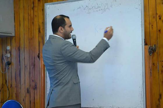  صور رائعة: أستاذ جامعي يحمل طفل طالبته الباكي ويتابع المحاضرة  صورة رقم 8