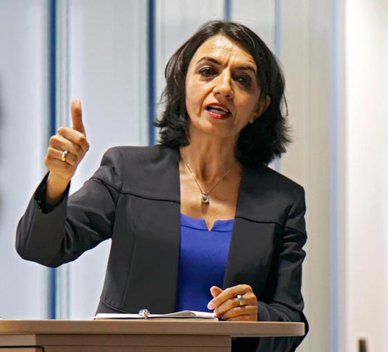 محترم آراس.. اول مسلمة تترأس برلمان ولاية المانية صورة رقم 10