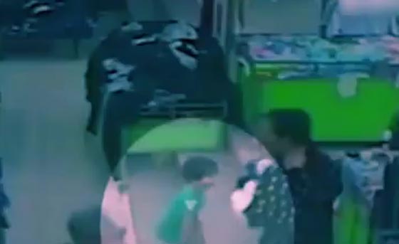 شاهد ما فعله وحش صيني بطفلة ارادت لمس رضيعه صورة رقم 1