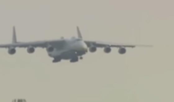 اضخم طائرة في العالم تحط  على الارض.. شاهد لحظة هبوطها  صورة رقم 1