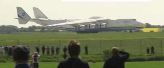 اضخم طائرة في العالم تحط  على الارض.. شاهد لحظة هبوطها  صورة رقم 3