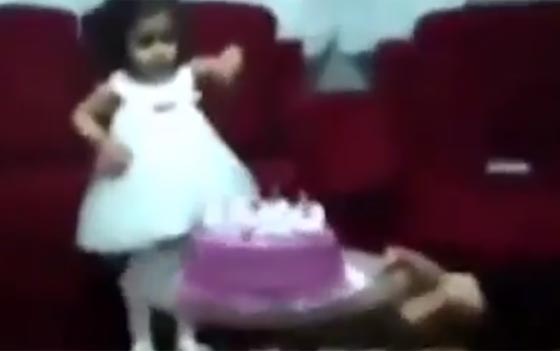 عيد ميلادها الثاني كاد ان يكون يومها الاخير!! فيديو صادم صورة رقم 3