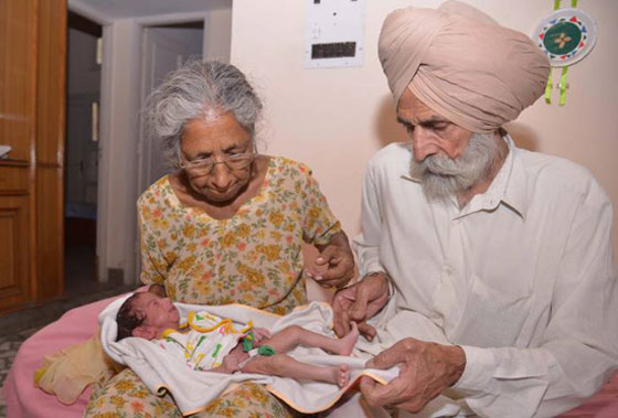 مسنة هندية (70 عاما) تلد طفلها الاول بعد انتظار 46 عاما!! صورة رقم 1