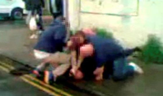  الشرطة البريطانية تقتل مدمن مخدرات اثناء محاولة اعتقاله.. فيديو صورة رقم 1