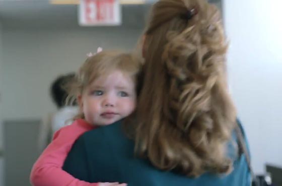  شركة طيران تكافئ الام التي يبكي طفلها بالطائرة برحلة جوية مجانا صورة رقم 2